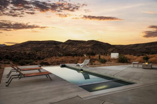Pioneertown House | Beyond - Walk to Red Dog & Pappy's