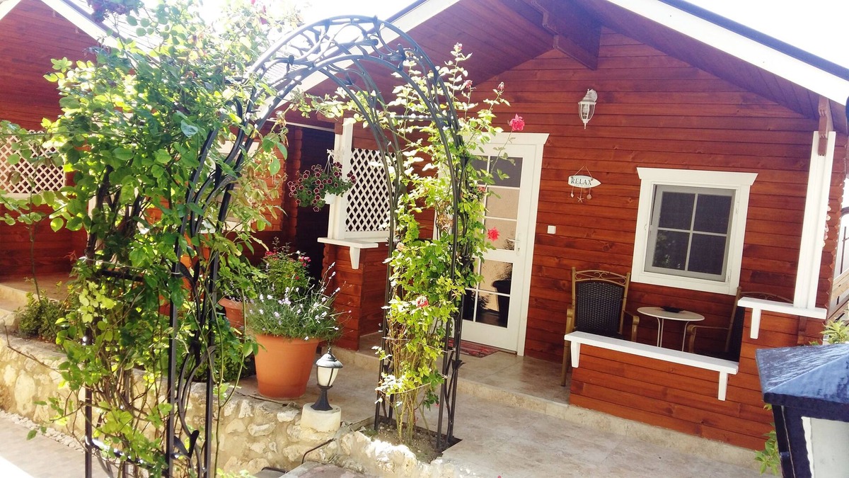 Trakata Ski Chalet | Romantic chalet 5 min from the beach!