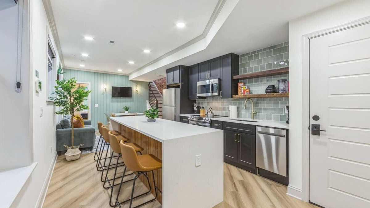 North Philadelphia West Apartment | Bi-Level 2/2 w/Rooftop | Sleeps 12 | 10 min to DT