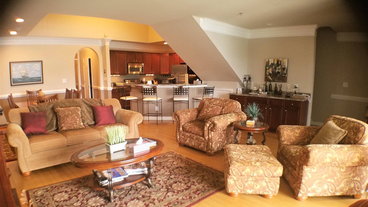 Huddleston Resort | Bi-Level Penthouse 3bedroom Top Floor Mariners Landing w/Amenities