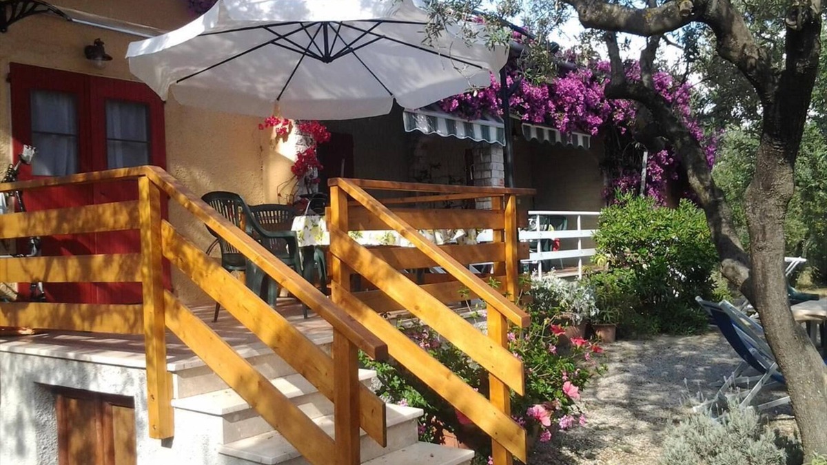 Lacona Apartment | BIANCO three-room apartment surrounded by the nature of the Tuscan countryside