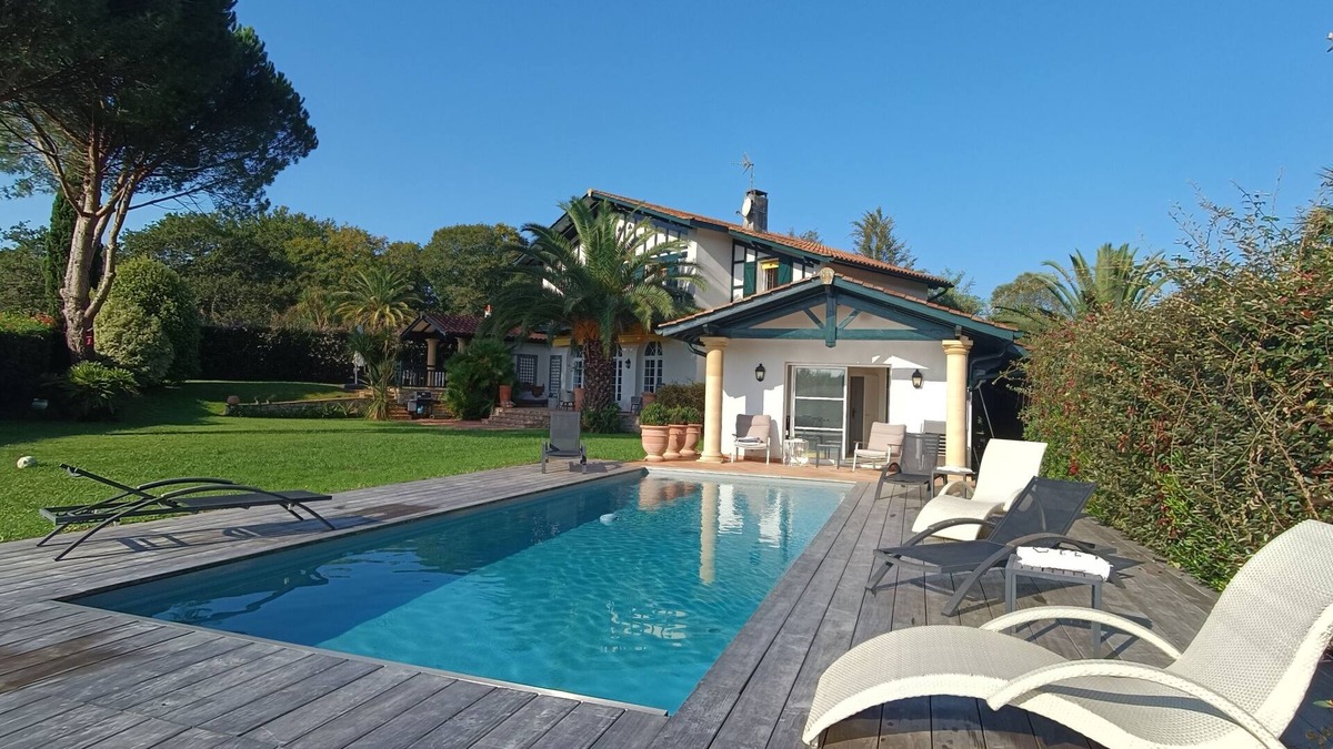 Bassussarry Villa | Biarritz-bassussarry :large Villa on Golf Course,8 to 10 People,10min to Beach