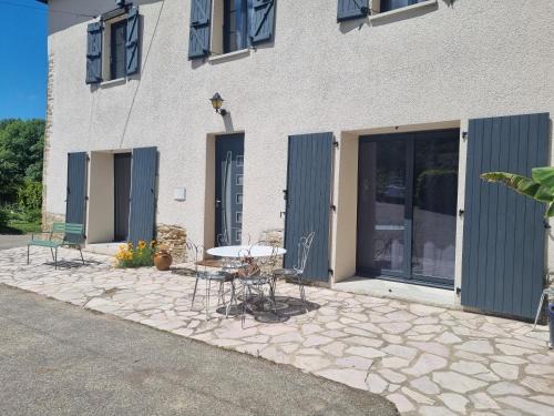 Monsteroux-Milieu House | bienvenue chez nous
