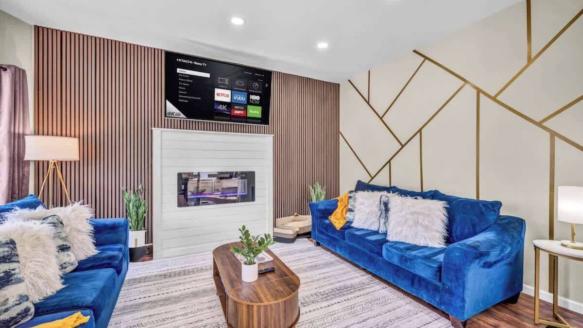 Edgewater Hill House | BIG 4BR House | 7 Mins Downtown | Foosball + Games