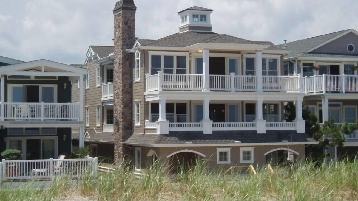 South End Condo | Big 5BR , 3Bth - 2000+ SF. Oceanfront, Elevator, Great Views, Huge beach!