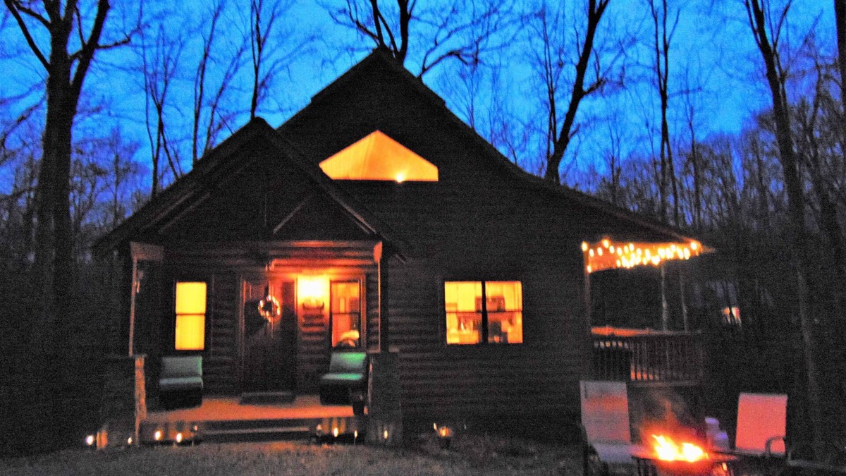 Sautee Nacoochee Cabin | BIG AUGUST SPECIAL, KING, HOT TUB, POOLTABLE, DOGS OK, 4 TVs, WIFI, DECK, GRILL