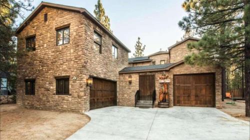 Fox Farm House | Big Bear Castle by AvantStay Private Home in Great Big Bear Location w Hot Tub