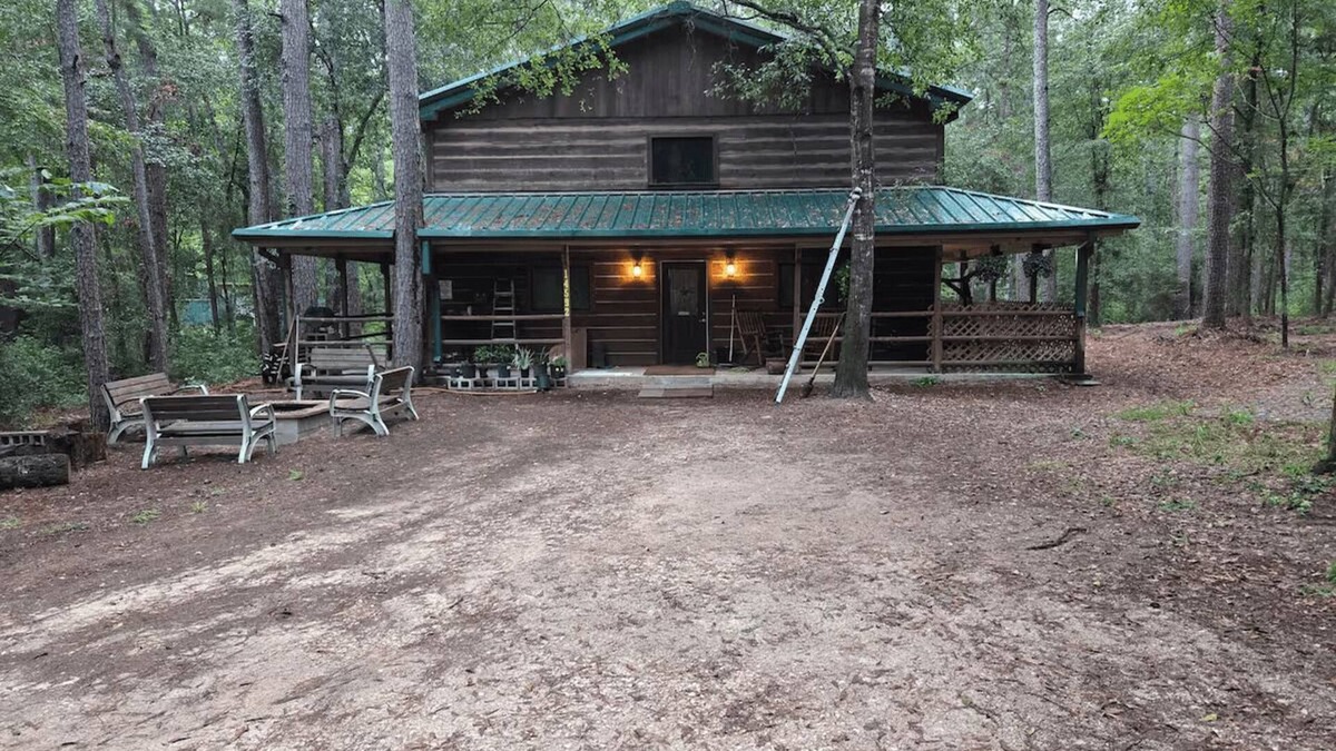 Navasota Cabin | Big Beautiful Cabin amongst Towering Pines