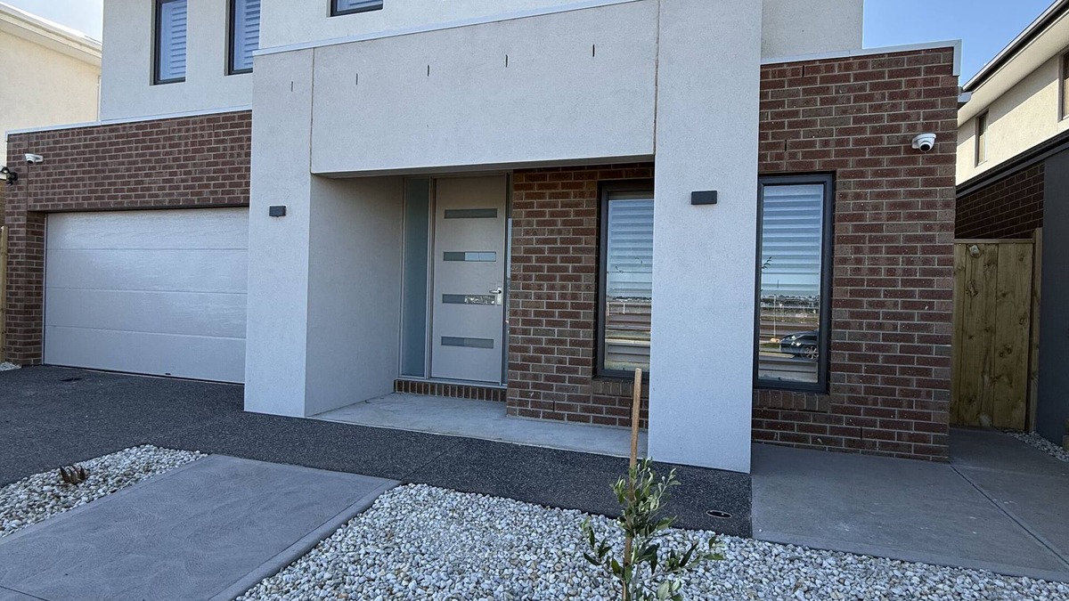 Wyndham Vale House | Big & Beautiful Modern Home, Ensuite with every Bedroom! Close to everything