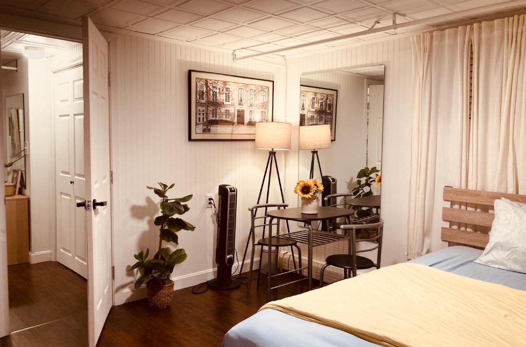 Framingham House | Big Bedroom on Lower Level, 65 inch TV, Netflix, Desk, Dining Table, Framingham Center