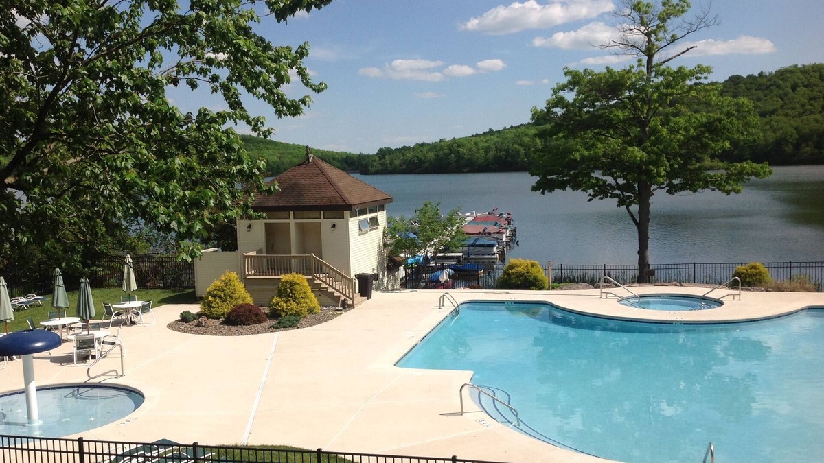 Lake Harmony Condo | Big Boulder Lake Front Condo/Free WiFi & Parking/Pool/Jacuzzi/Fire Place/Grill