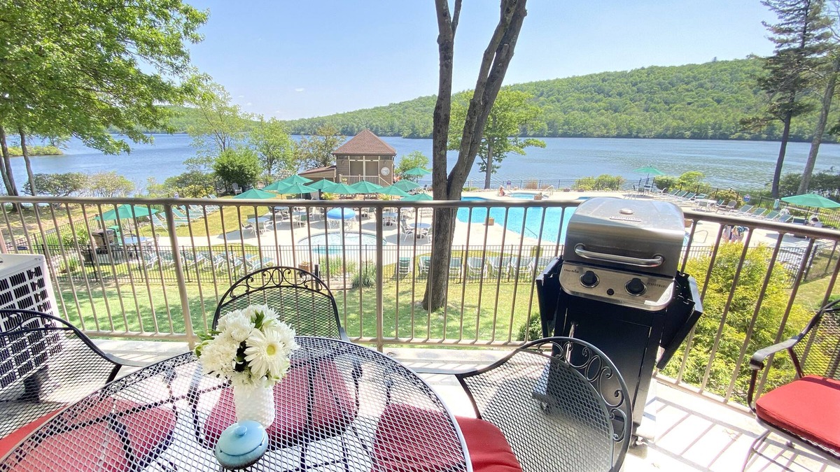 Lake Harmony Condo | "Big Boulder Lake Retreat" 2min to Ski, Cozy Fireplace, 10min to Waterpark