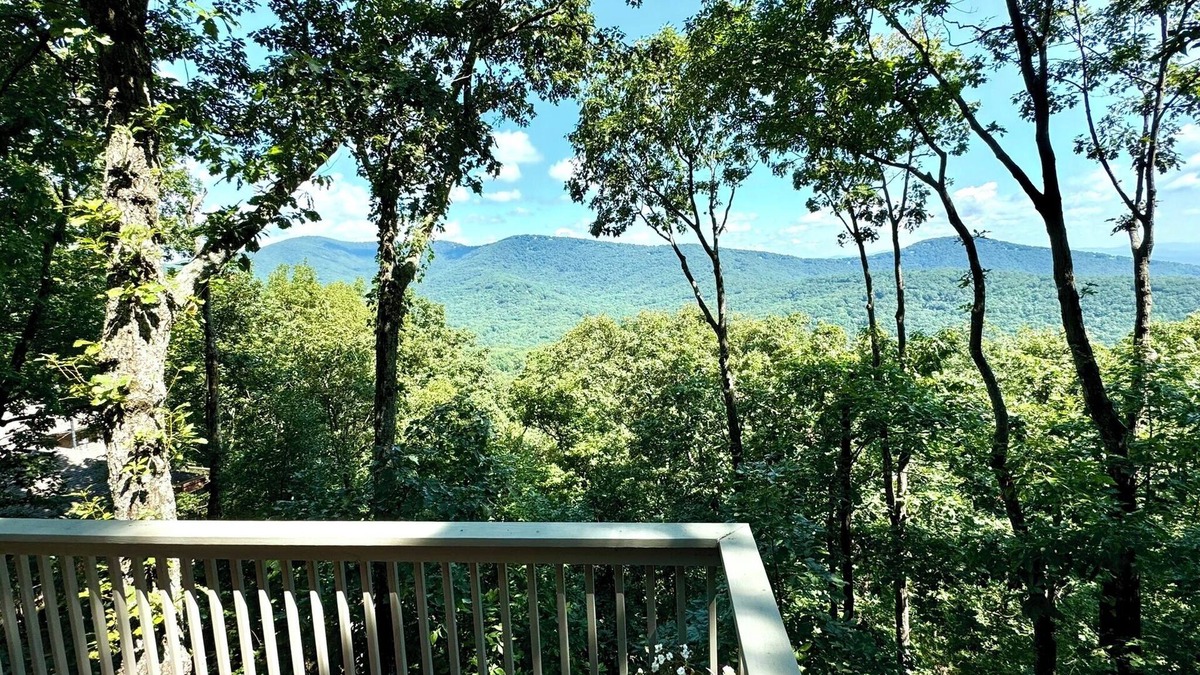 Big Canoe Cabin | Big Canoe Mountaintop Home with Hot Tub close to amenities