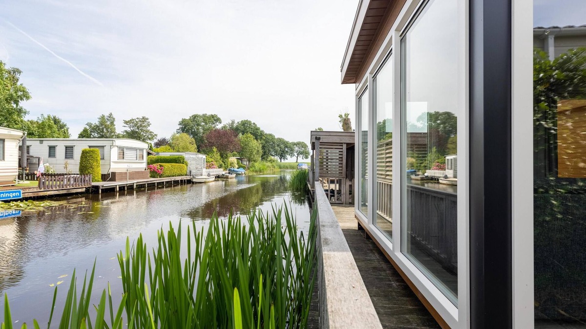 Kuinre Ski Chalet | Big Chalet in Friesland by the water with sloop