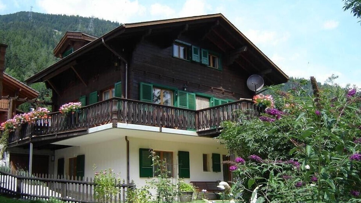 Fieschertal Ski Chalet | Big chalet with sauna, 3 bathrooms, walking minutes from cable car,private park.