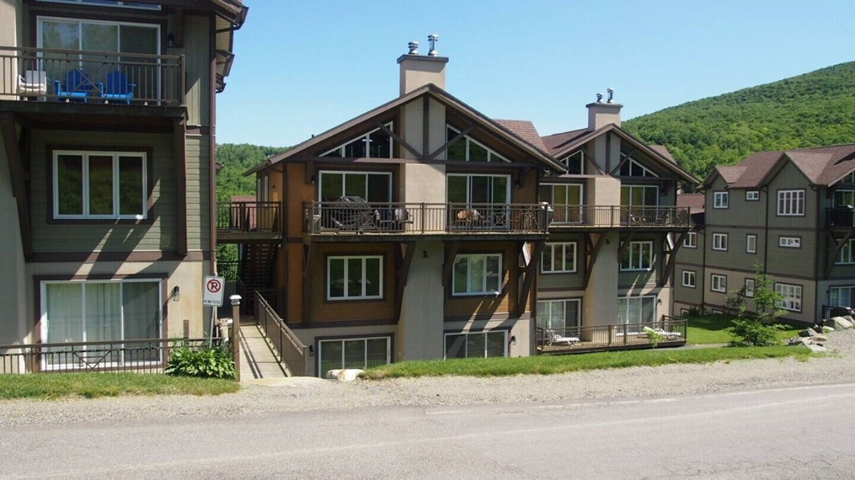 Sutton Condo | Big condo chalet style ski in ski out in Mont Sutton!