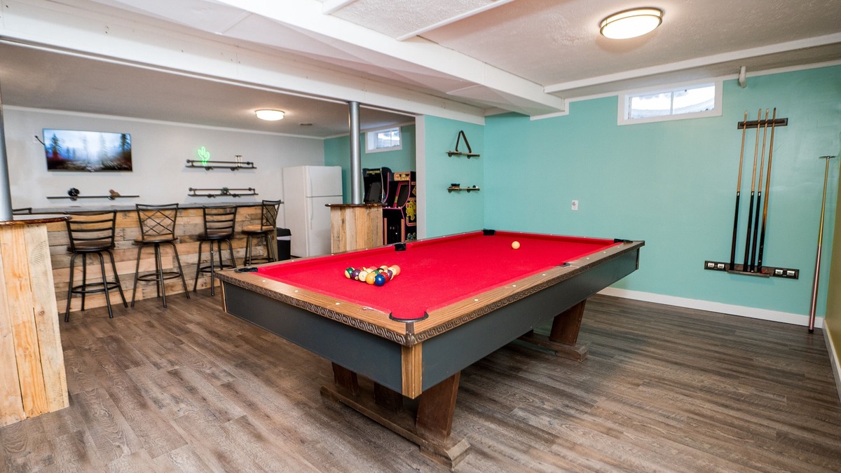 Normal House | BIG, Cozy, Fun house -blocks from ISU and Uptown