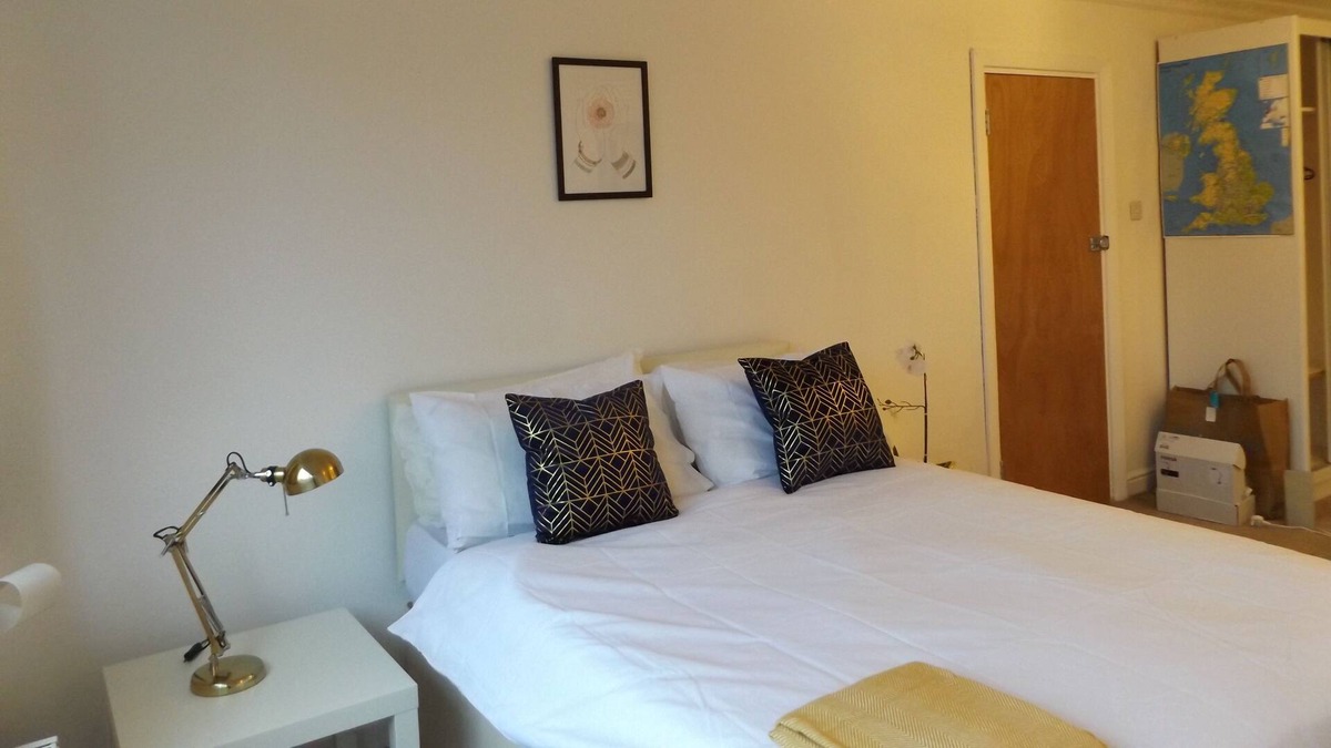 Binley House | BIG double room in coventry