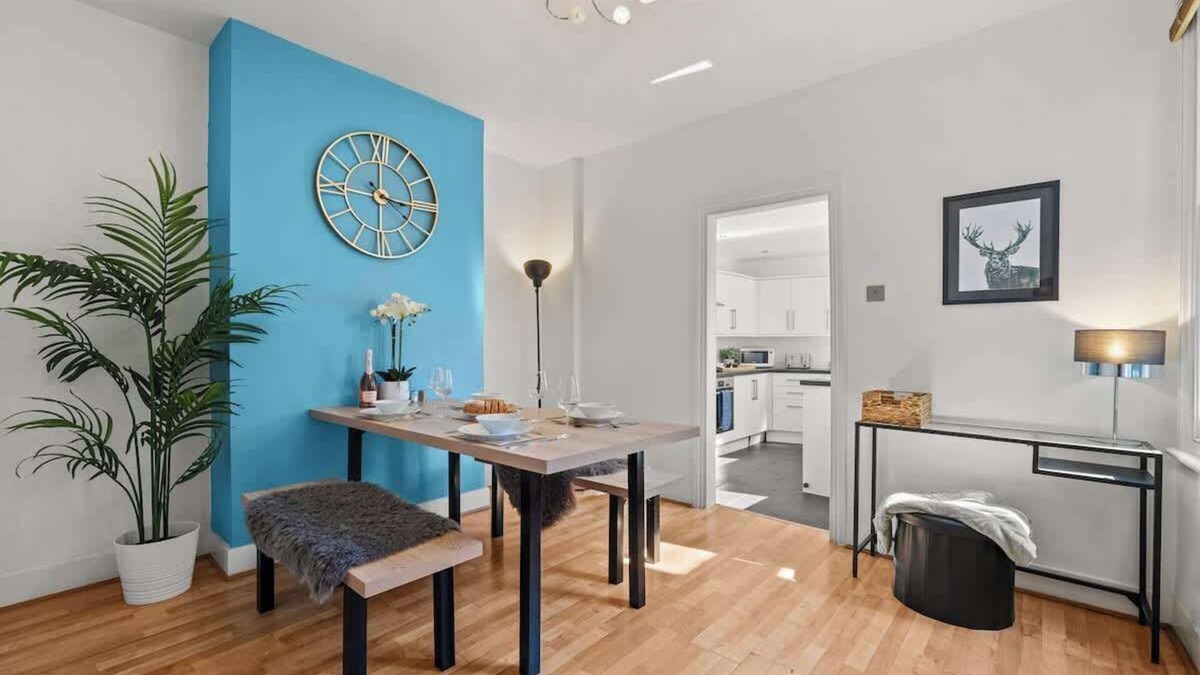 Canbury House | Big Family Home! FREE Parking, Fast WiFi, Garden