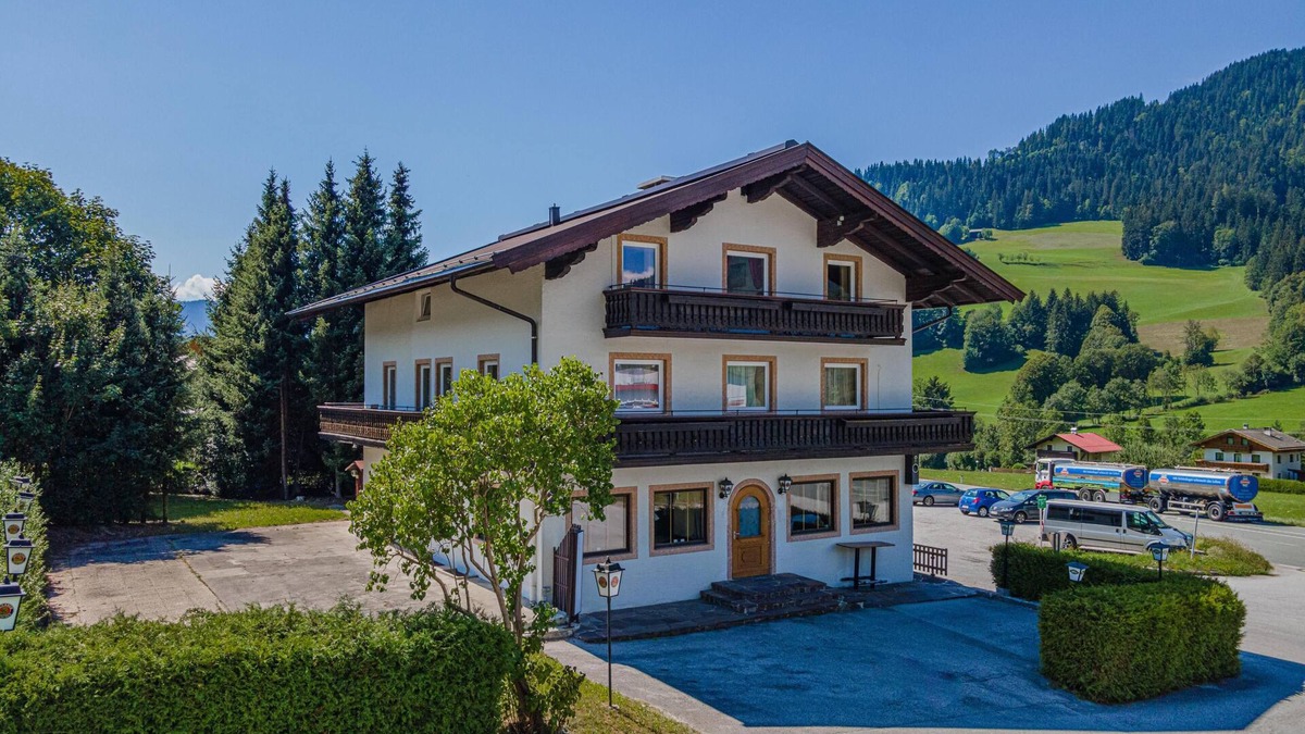 Itter House | Big Former inn at the Itter valley station