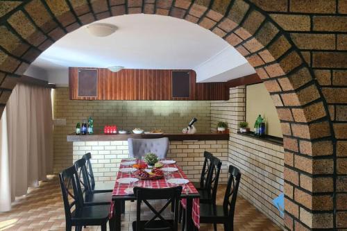 Robertson Villa | Big Holliday house with pool