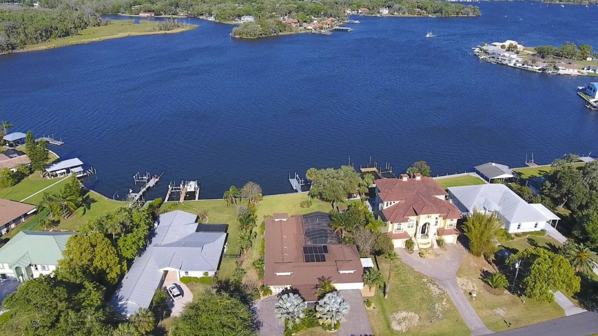 Crystal Shores House | Big Home Crystal River on Main River-Amazing Views-Heated Pool-fire pit-kayaks