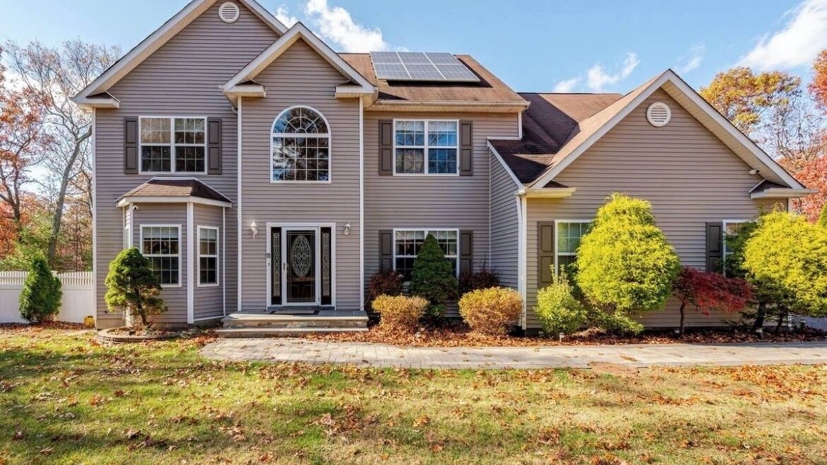 Yaphank House | BIG home with hot tub, sleeps 10 guests