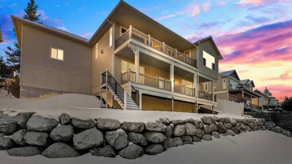 Latah Valley House | Big House Energy | Spokane Stay That Hits