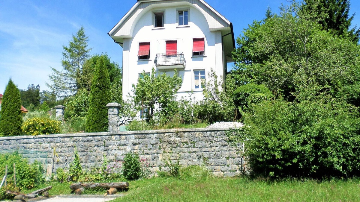 Les Breuleux Apartment | Big house in horse country.