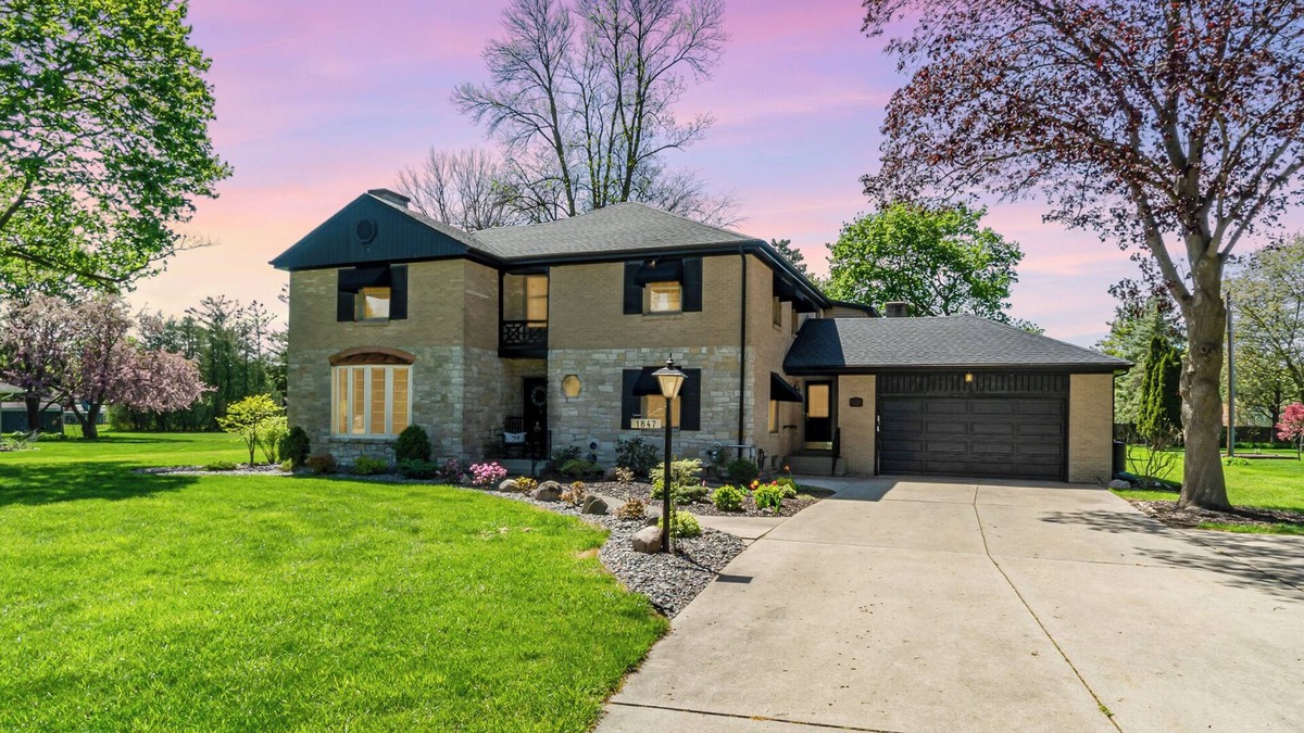 Saginaw House | Big House with game room, ideal for gathering, centrally located, large yard