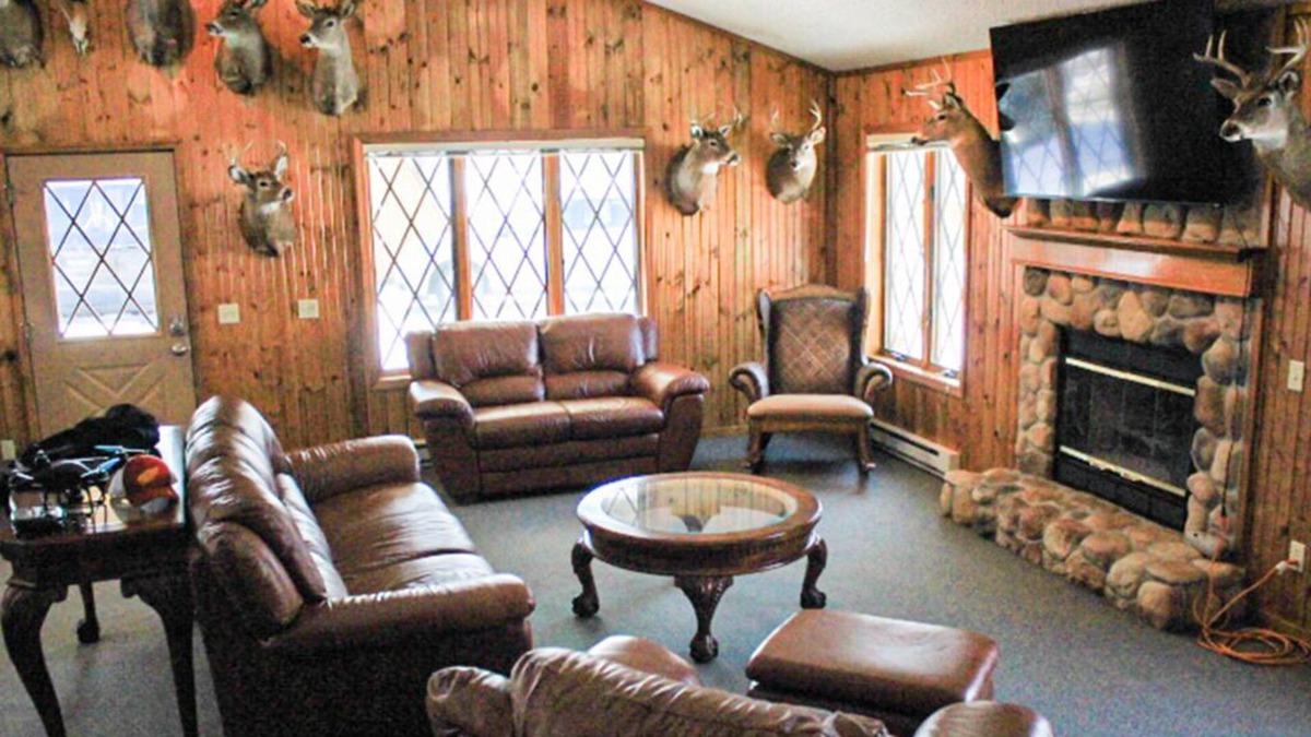 Au Gres House | Big Lodge Sleeps 10, for family /Hunt & Fish - Private Dock w/ Lake Huron Access