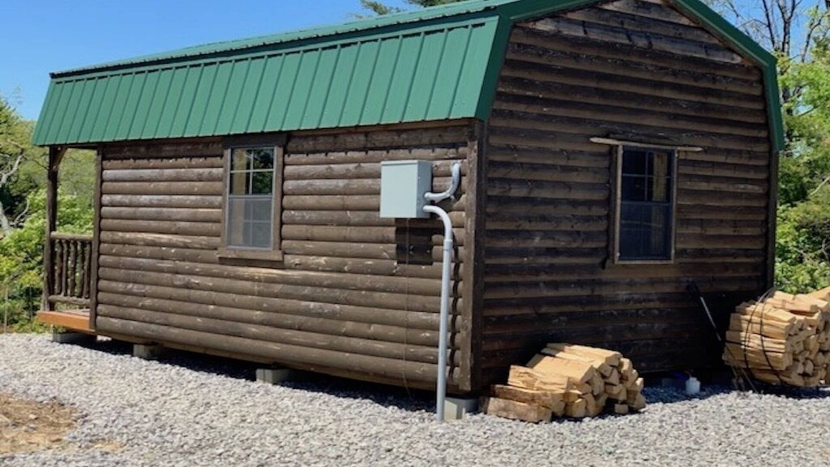 Hamersville Cabin | Big Mike's Cabin on the lake, next to ball diamonds nestled in 3 -cabin village