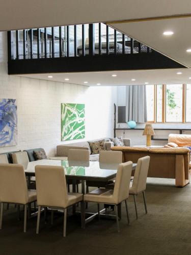Narrabundah Apartment | Big Modern Loft Apt - Central - 7 Beds, 9 Guests - Workers, Families, Groups, Teams