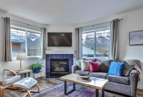 Harvie Heights Apartment | Big Mountain Views - Bright 2-story Corner Unit