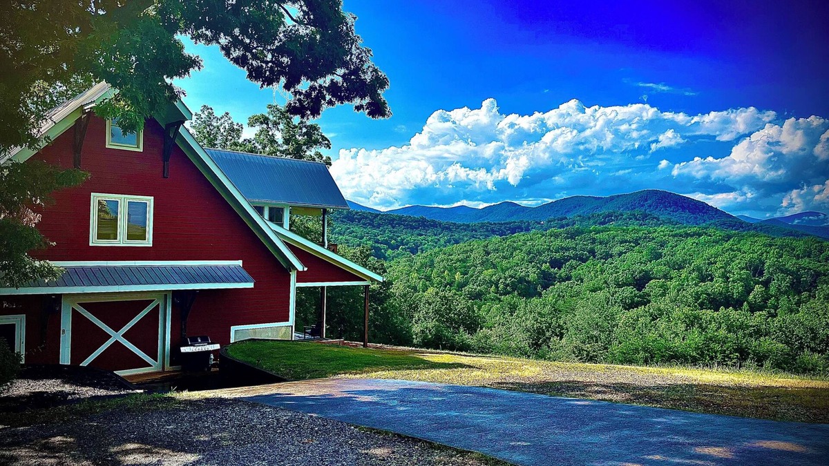 Dahlonega Cabin | Big Mountain Views, Minutes to Wineries, Hot Tub