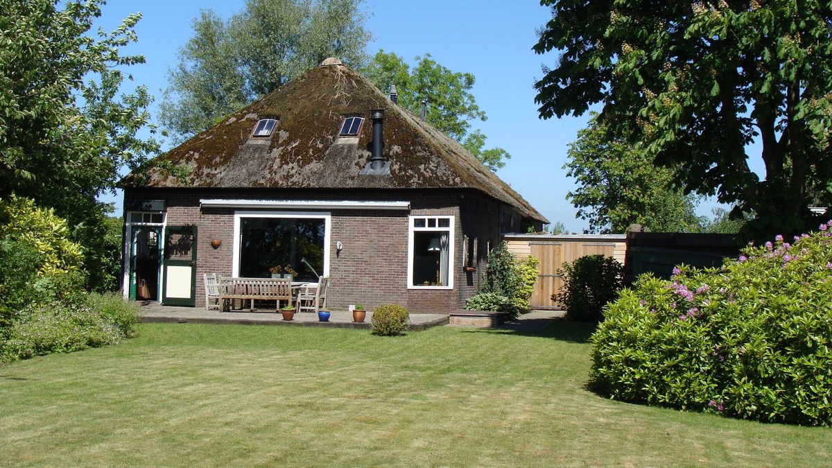Nieuwkoop House | Big old farm with a thatched roof, private garden ending in a peaceful lake