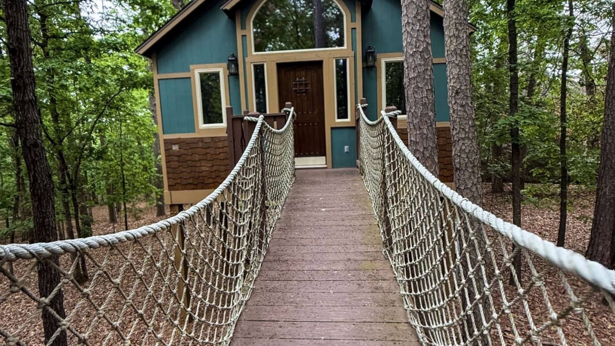 Eureka Springs Cottage | Big Pine Treehouse with Jacuzzi