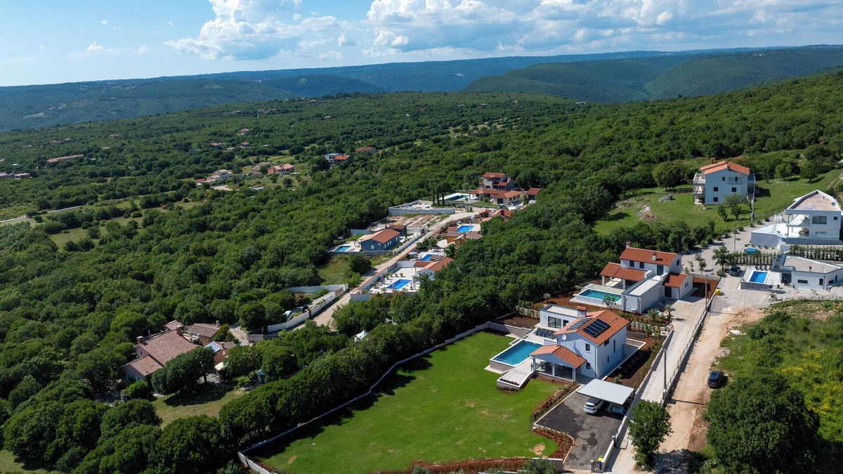 Kapelica Villa | Big pool with counter current swimming system, family and pat friendly.