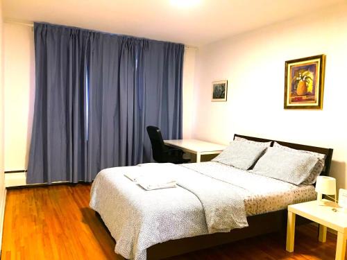 Saint-Laurent House | Big Private Room MidMontreal next to station metro - Parking free