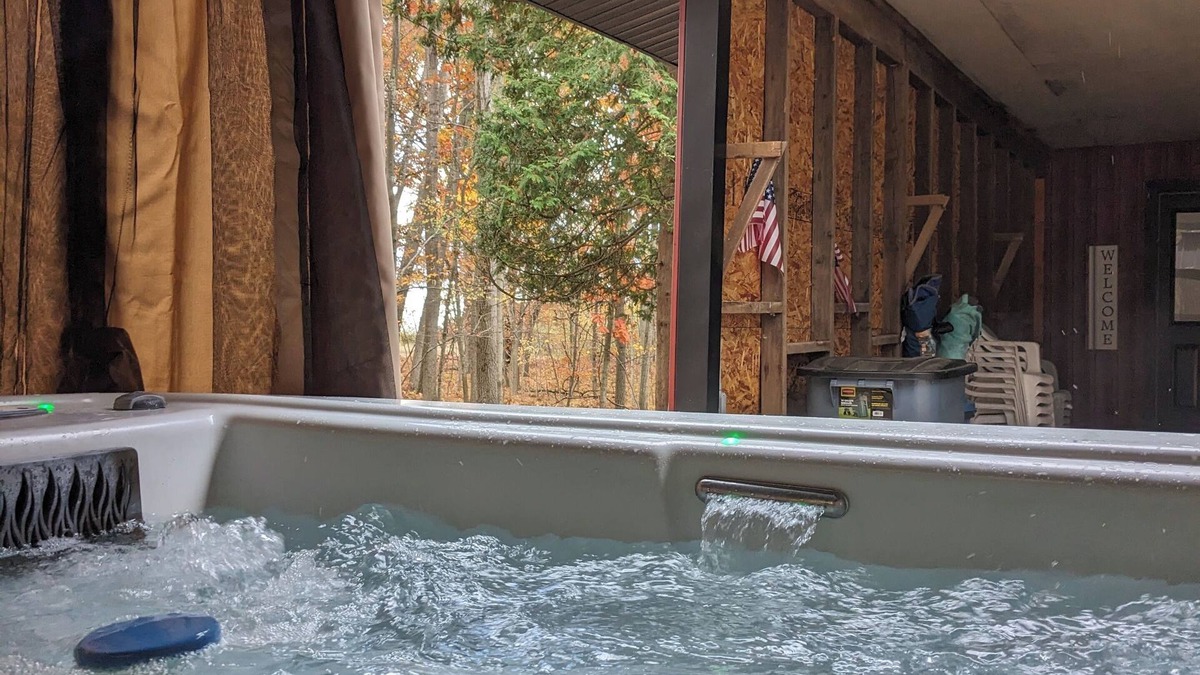 Canadian Lakes House | Big Red! Modern clubhouse with Hot Tub! Walking distance to Castle - 4 bedrooms