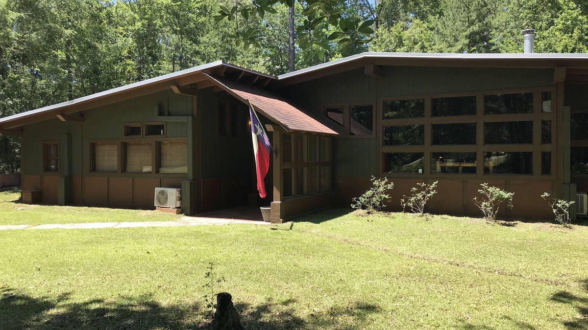 Brookeland Cabin | Big Sam Hangout! 4 bed 3.5 bath South End with rear privacy close to ramp