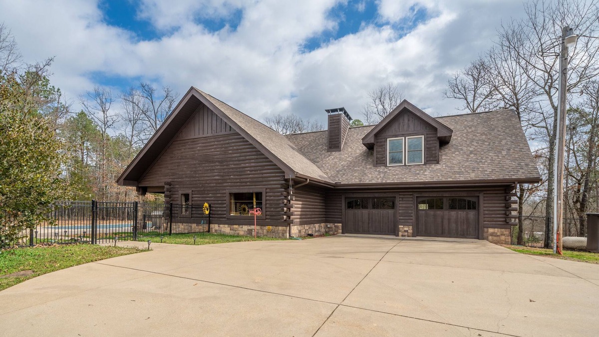 Royal House | Big Secluded Log Home Perfect Hot Springs Getaway
