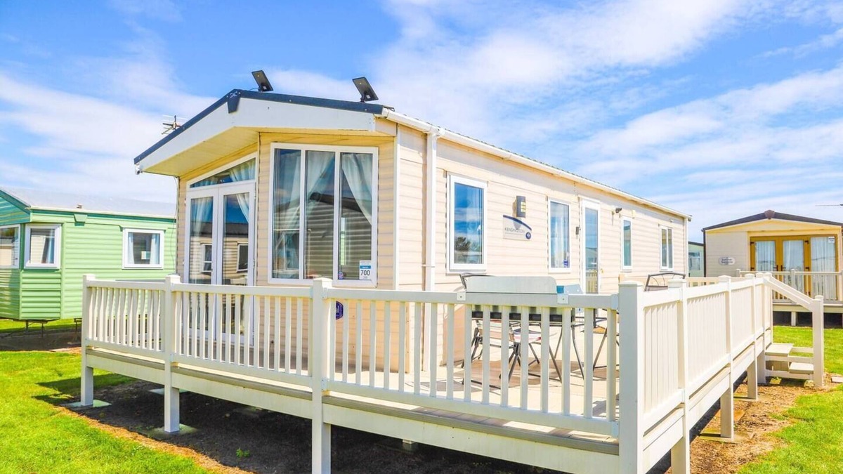 Camber Villa | Big Skies Platinum+ holiday home WiFi, Netflix
