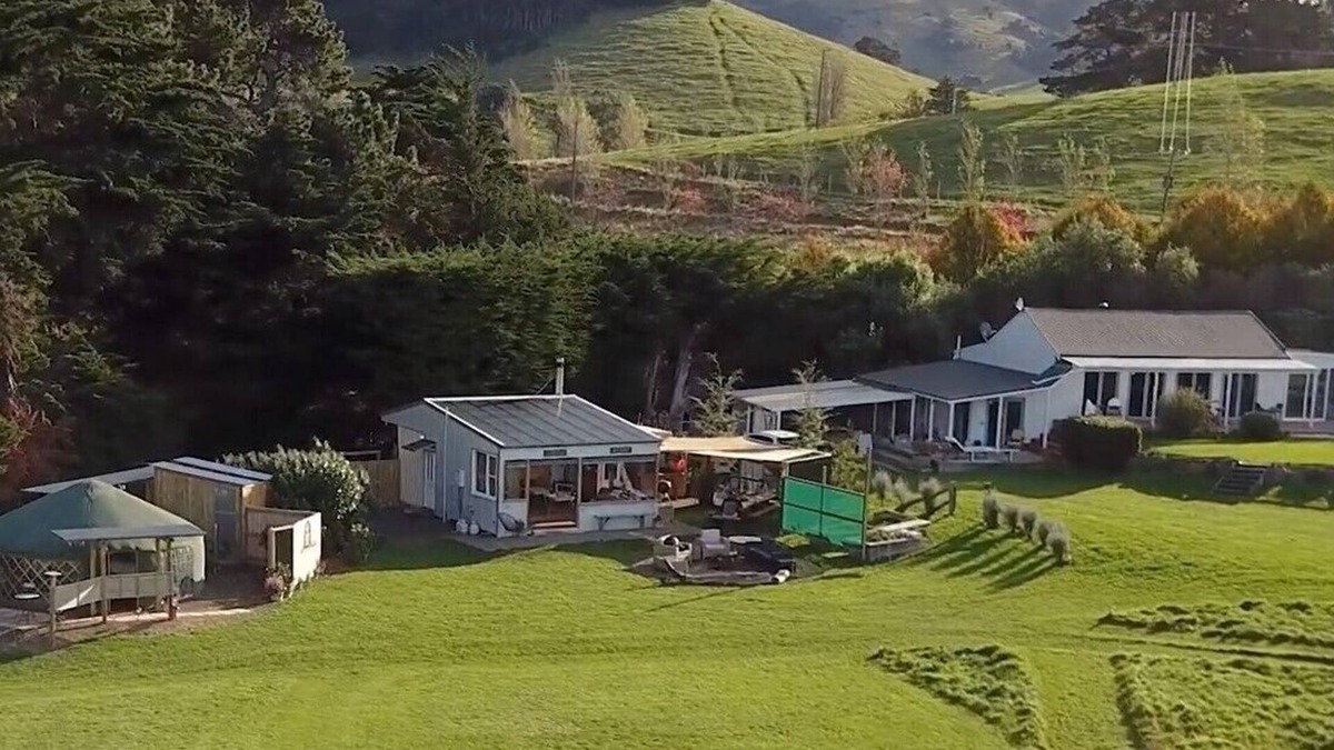 Christchurch District House | Big Sky Retreat - beautiful house and glamping yurts overlooking Akaroa Harbour.
