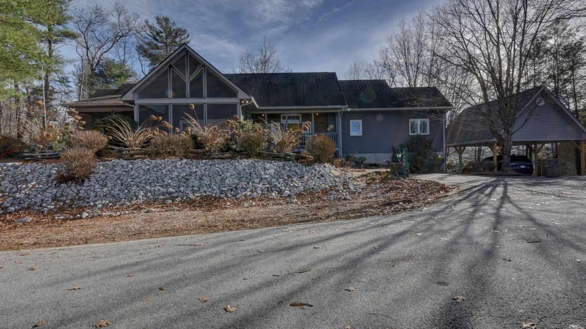 Dillard House | Big Sky Retreat - Incredible Mountain Views! Hike, golf, relax and unplug!