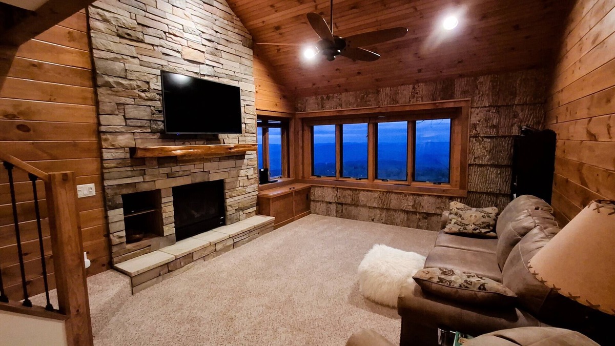 Beech Mountain House | Big Sky Villa - Spectacular Long-Range Mountain Views close to Skiing