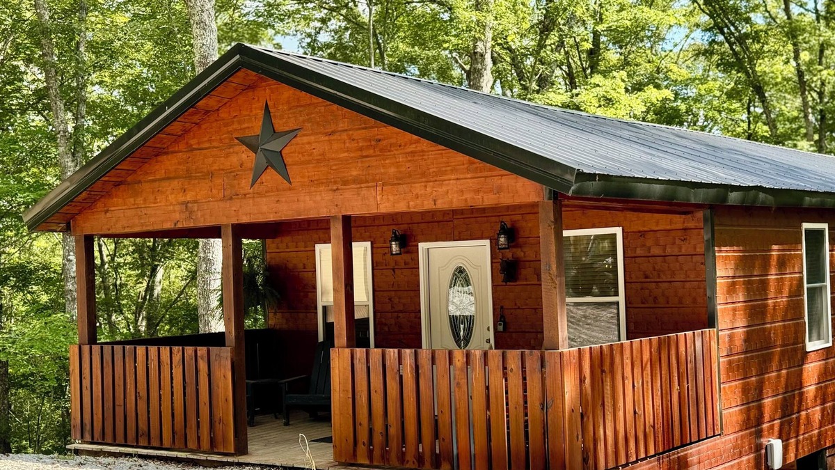 Strunk Cabin | ๐๐ข๐ ๐๐จ๐ฎ๐ญ๐ก ๐
๐จ๐ซ๐ค Retreat! Excellent Location Private WIFI~ All NEW ๐๐ซ๐๐ ๐๐จ๐ฉ ๐๐จ๐๐ ๐!