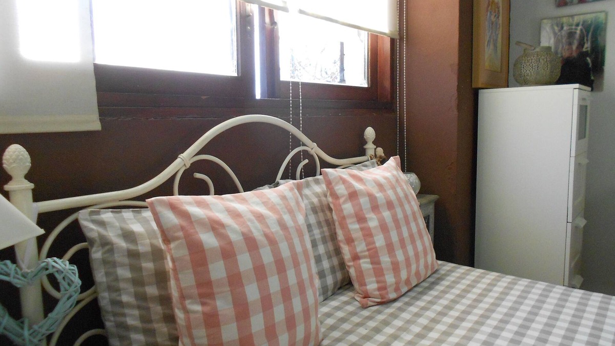 Albergaria-a-Velha Bed & Breakfast | Big Sunny Triple Bedroom with private wc