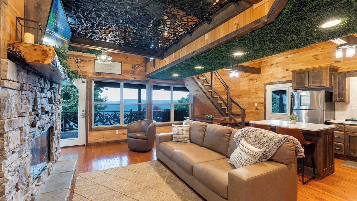 South Pittsburg Cabin | Big Time Hill Cabin with an indoor pool, hot tub, & great views!