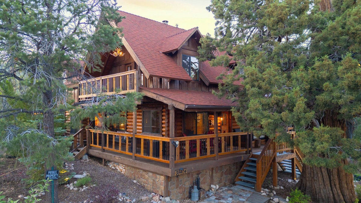 Fawnskin House | Big Tree Lodge | Cozy Cabin w/Firepit, Piano Bar & Deck
